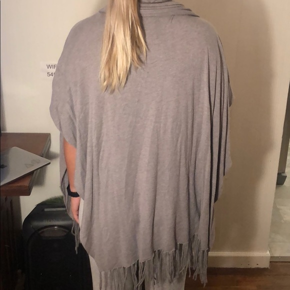 Gray poncho - Picture 3 of 3